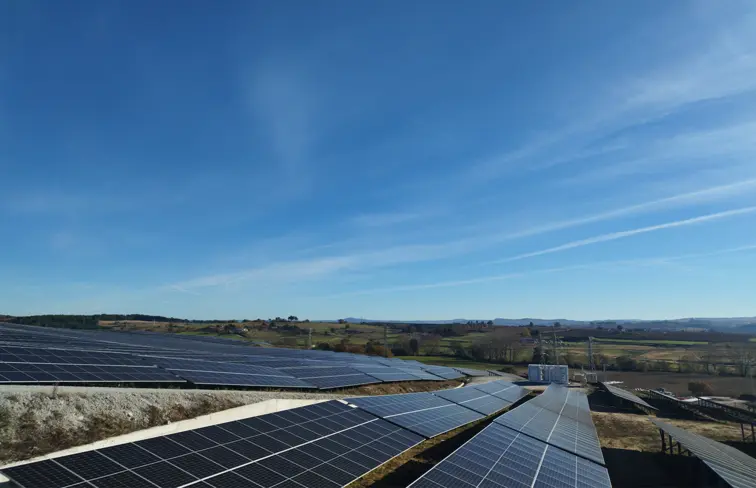 Imagem ilustra painéis solares fotovoltaicos na zona do Fundão